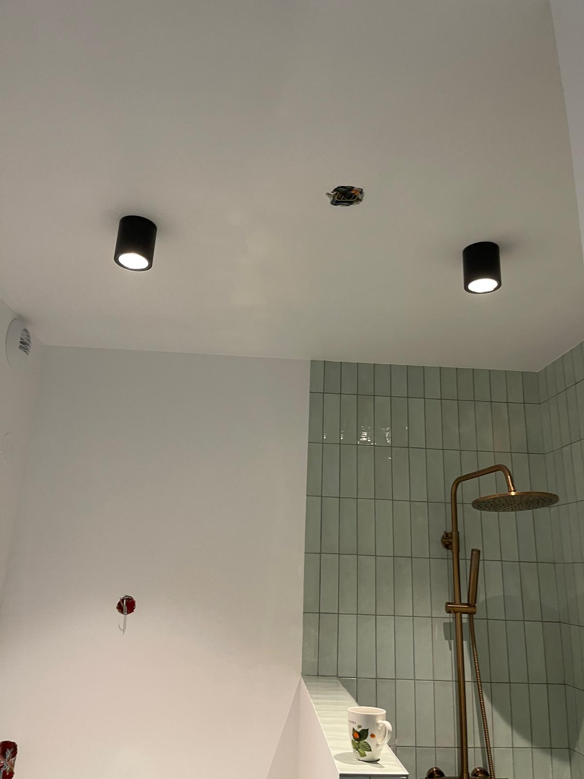 Douche met groene tegels en messing kraanwerk