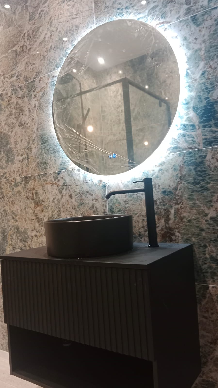 Zwevend badkamermeubel met verlichte ronde spiegel