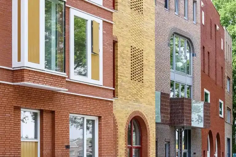 Gevel met nieuwe kozijnen in Amsterdam