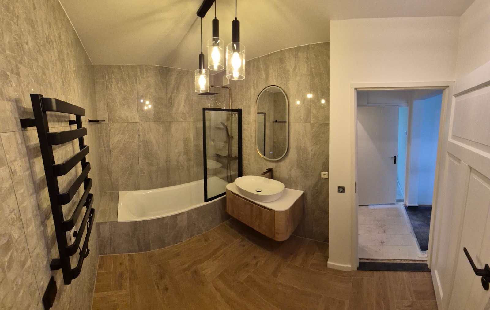 Gerenoveerde badkamer met marmerlook wanden en nieuwe deur